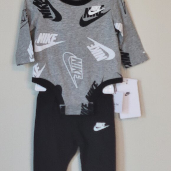 Nike Baby 2-Piece Bodysuit & Joggers Set - All-Over Logo Print - Sporty - Picture 14 of 16
